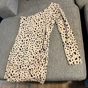 Boohoo mini dress animal print. Mini slit on the side